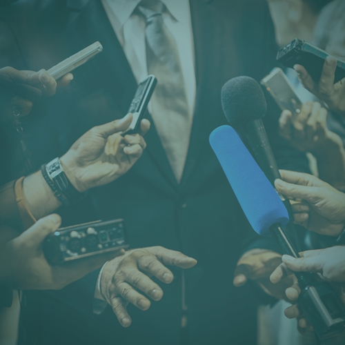 Micrófonos de prensa ante un portavoz