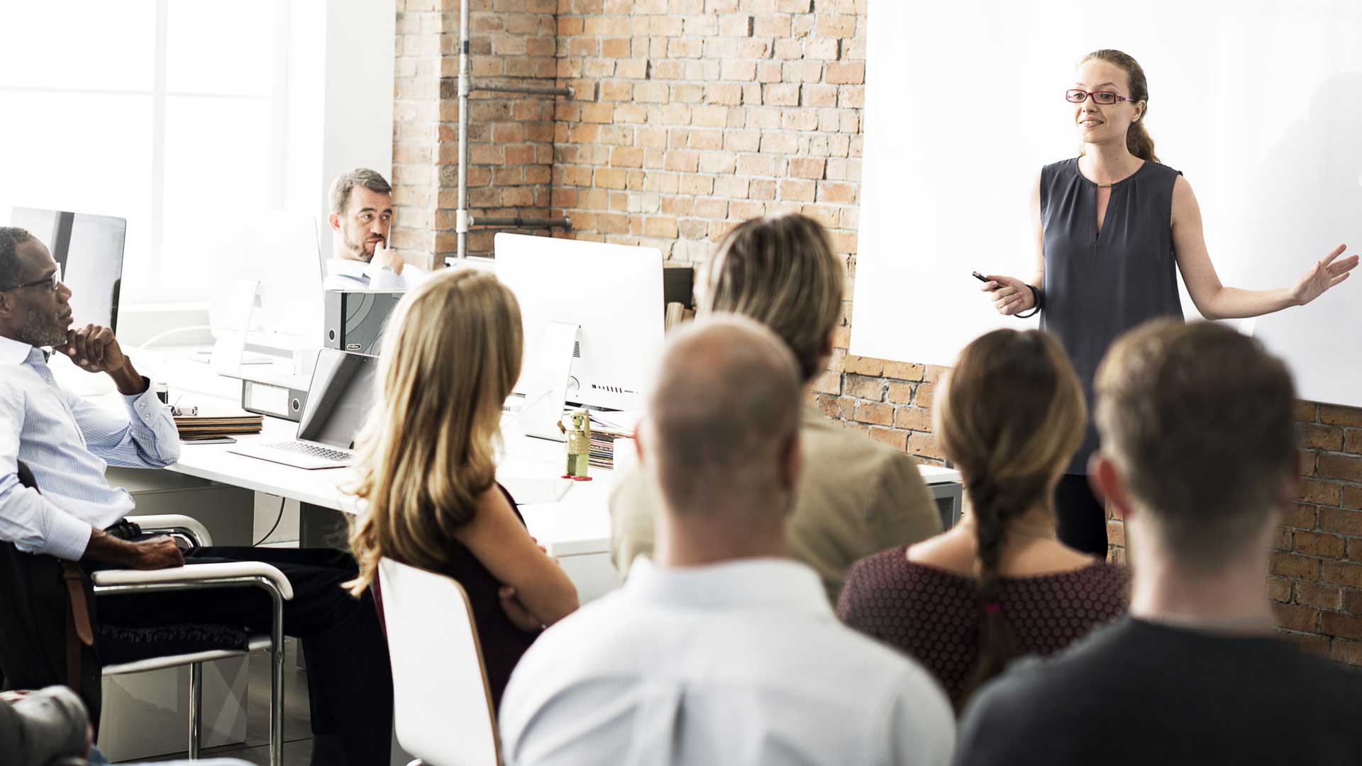 Formadora presentando ante un grupo de profesionales